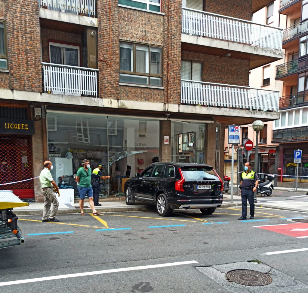 IMG 20200729 WA0005 e1596025698896 Un coche se empotra en una tienda de la calle Zubiaurre en Irun