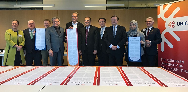 Guibert, junto al resto de responsables de las ocho universidades europeas de ciudades post industriales, durante la firma de la alianza estratégica el 5 de febrero en Rotterdam. Foto: Deusto