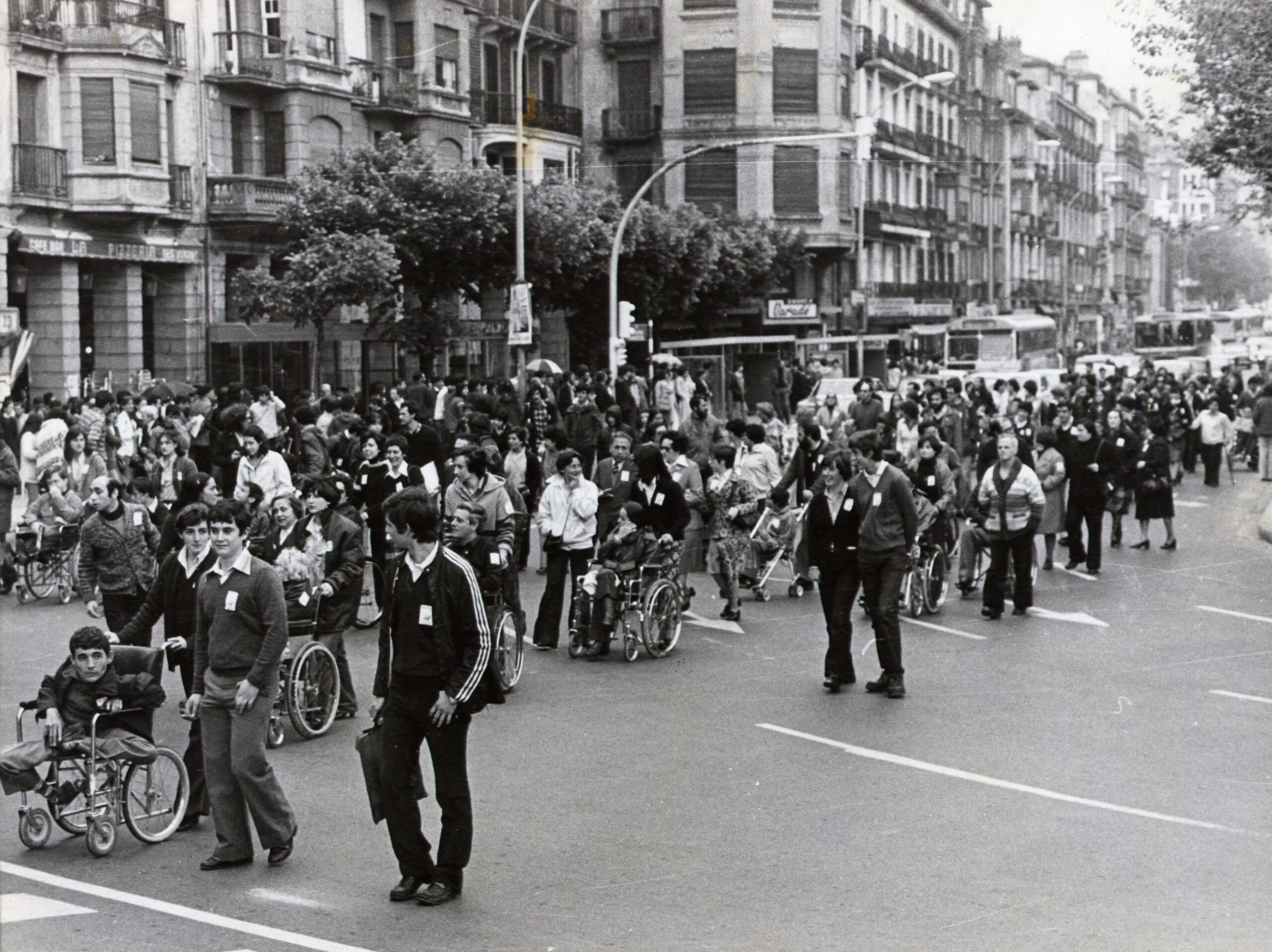 Manifestación el 21 de mayo de 1978 en Donostia donde se reivindicaba la escolarización total y gratutita para todos y la integración laboral de las personas con discapacidad. Foto: Elkartu