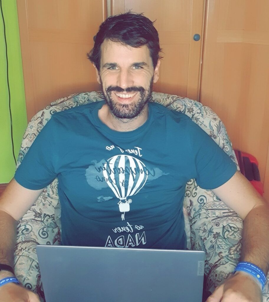 Asier de la Iglesia Asier de la Iglesia lanza la Txispa rosa contra el cáncer de mama