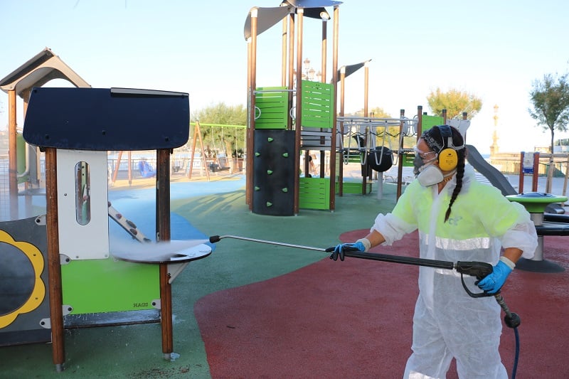 Una operaria desinfecta el parque infantil de Alderdi Eder. Foto: Ayuntamiento