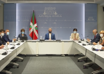 Archivo. Urkullu presidiendo una la reunión del Consejo asesor que le asiste como director único del Plan de Protección Civil de Euskadi (LABI). Foto: Gobierno vasco