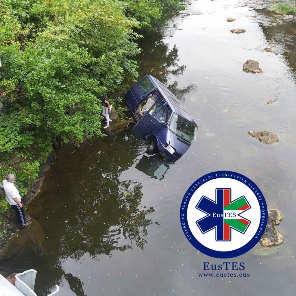 Soraluze Cuatro personas heridas tras la caída al río Deba de una furgoneta (Soraluze)