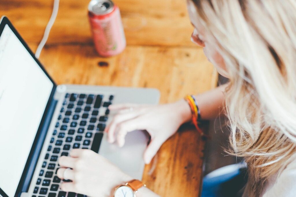 computer 1185626 1280 Nuevas ayudas para emprendedores y desempleados de Fomento San Sebastián