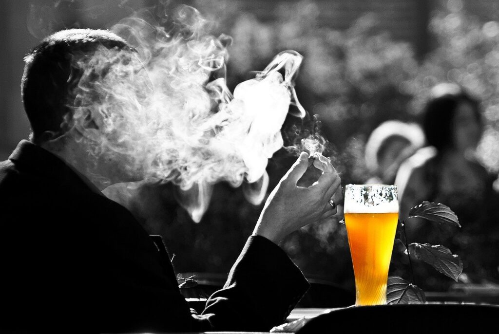man 2181478 1280 Cierran discotecas y bares de copas y se prohíbe fumar en la calle