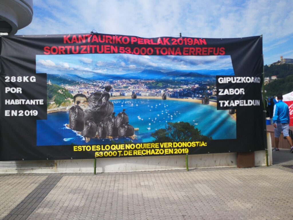 pancarta reciclaje El Movimiento antiincineración protesta por la no separación de residuos en Donostia