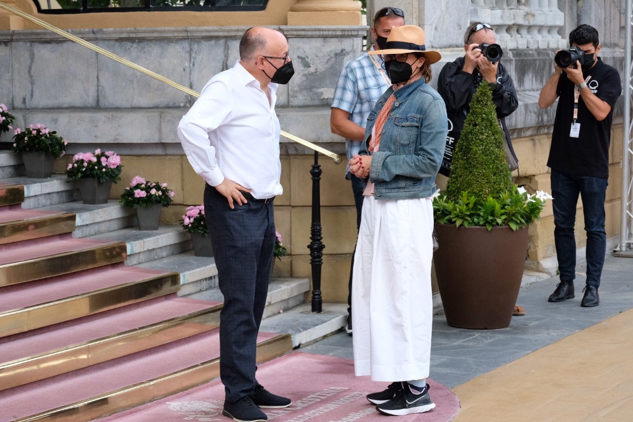 Donostia espera a Johnny Depp y se viste de Festival con Gina Gershon 2 Donostia espera a Johnny Depp y se viste de Festival con Gina Gershon