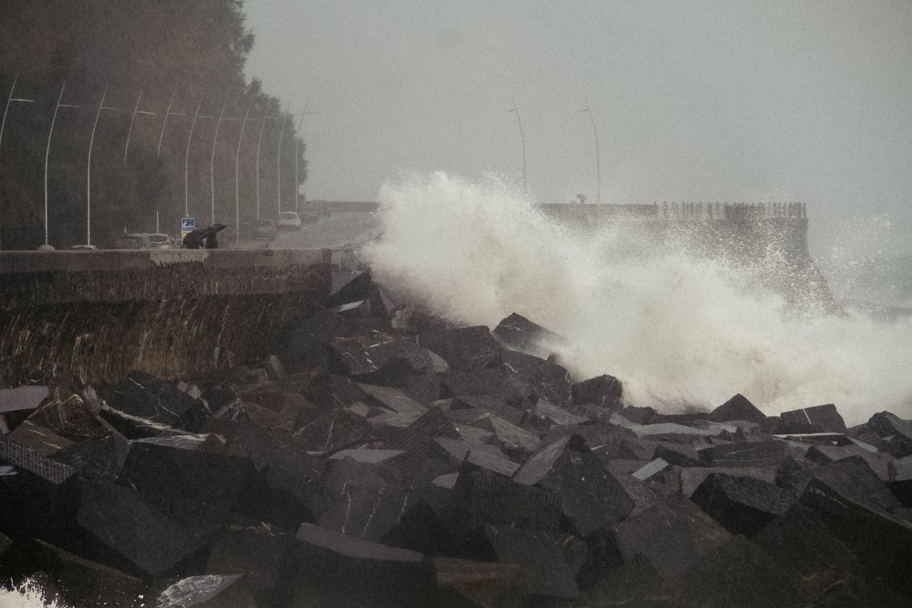 Imagen de archivo de olas en el Paseo Nuevo. Foto: Santiago Farizano