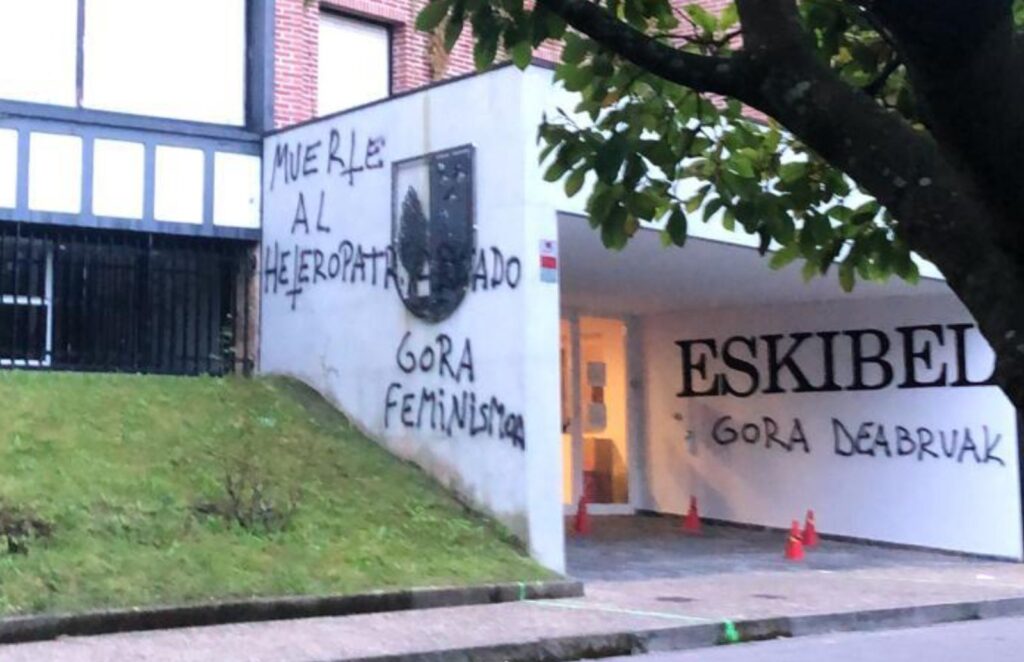 Eskibel Goia condena las pintadas en el Colegio Eskibel de Donostia