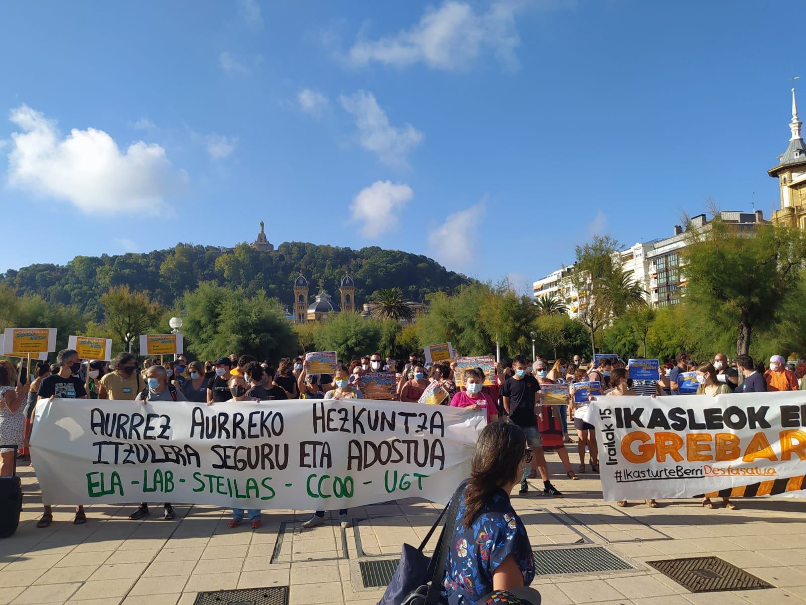 Manifestación ayer en Donostia por el inicio del curso escolar. Fotos: Edurne Chocarro