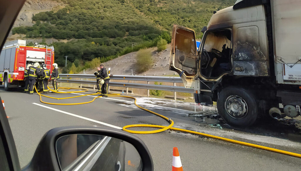 donostitik incendio camion arrasate 01 El incendio de un camión corta el tráfico en la AP-1 (Arrasate)