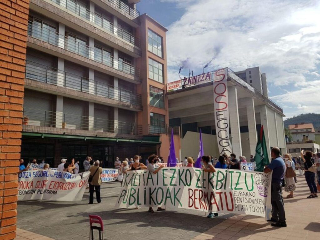Eibar: concentración en la residencia Egogain contra "los recortes de la Diputación" 2 Concentración residencia