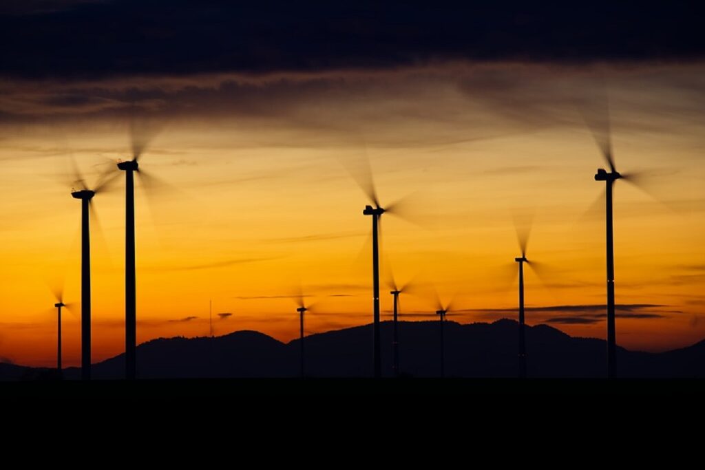 molinos eolicos La Diputación planea que Gipuzkoa use un 80% de energías renovables en 2050