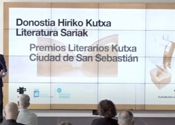 Ander Aizpurua, director general de Kutxa, presentando los premios. Foto: Santiago Farizano