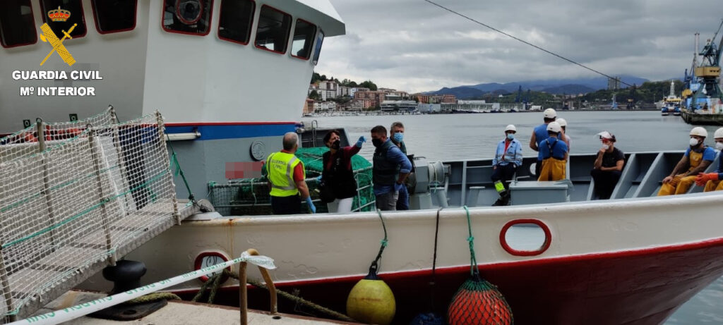 restos mar Un pesquero halla restos humanos a 9 millas de la costa gipuzkoana