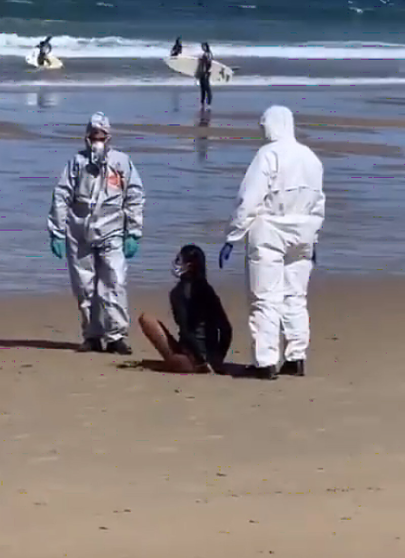 Captura del vídeo que circulaba en las redes con la detención de la surfista.