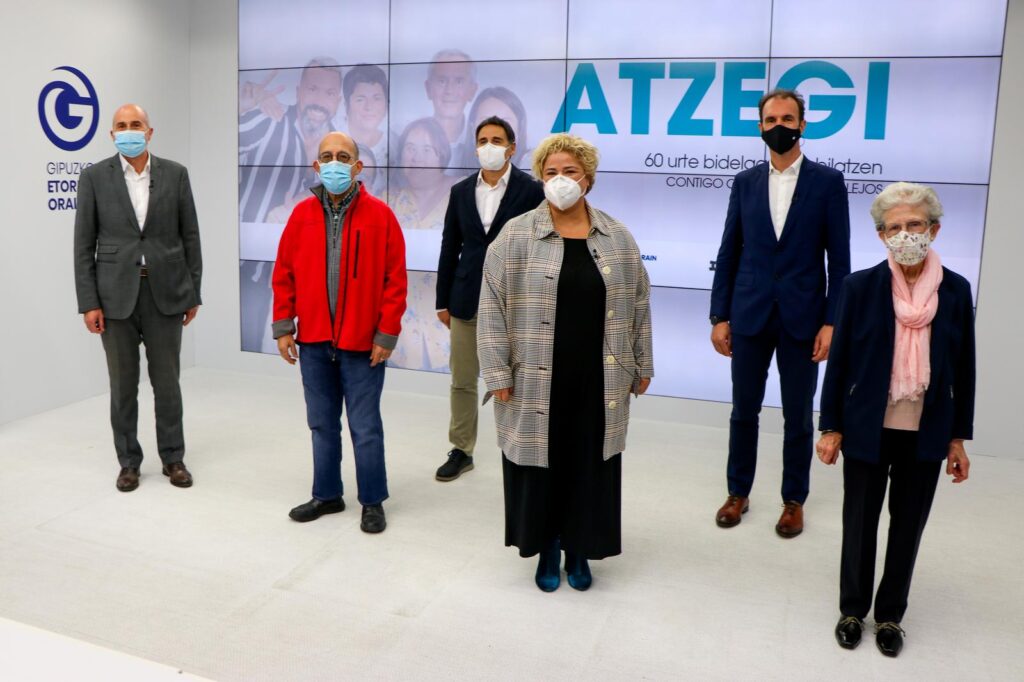 Atzegi Atzegi se acuerda de los 'bidelagunak' en su 60 aniversario