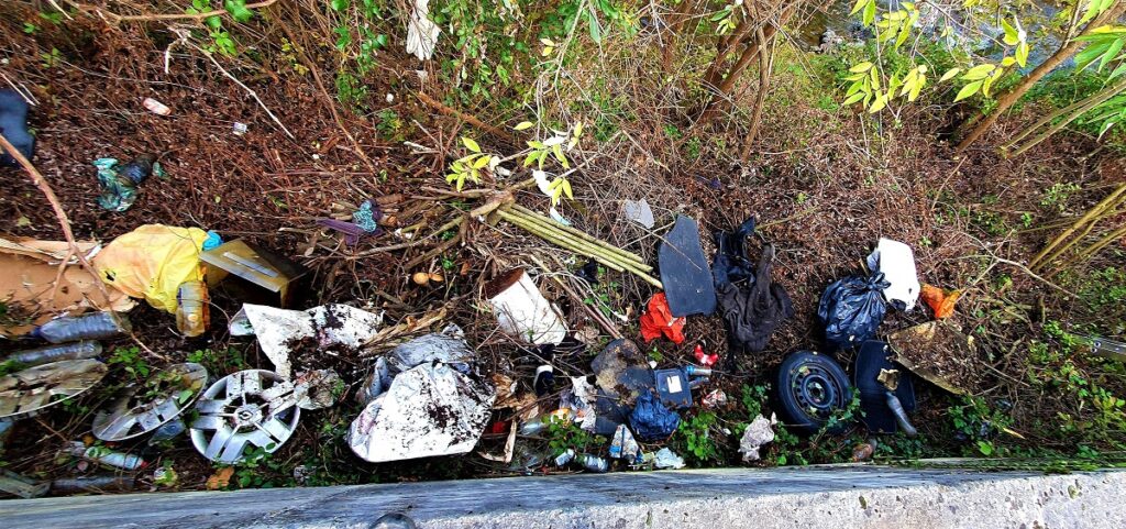 basura Urola Urretxu Eguzki denuncia vertidos de basura al río Urola en Matxinporta (Urretxu)