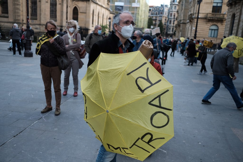 Cientos de donostiarras se manifiestan contra "el escándalo" de la pasante del Metro