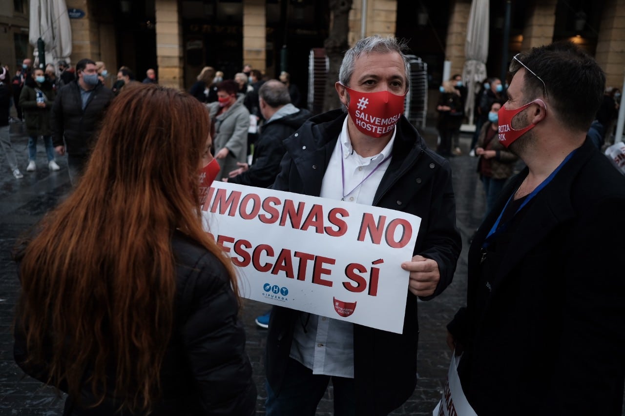 La hostelería clama en Donostia: "Limosnas no, rescate sí" 5 La hostelería clama en Donostia: "Limosnas no, rescate sí"