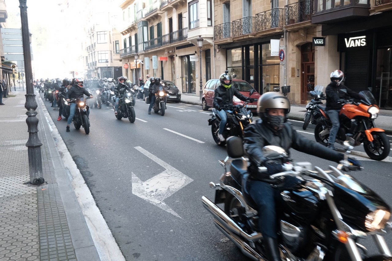 Un millar de moteros reivindica en Donostia poder circular dentro de Gipuzkoa 2 Un millar de moteros reivindica en Donostia poder circular dentro de Gipuzkoa