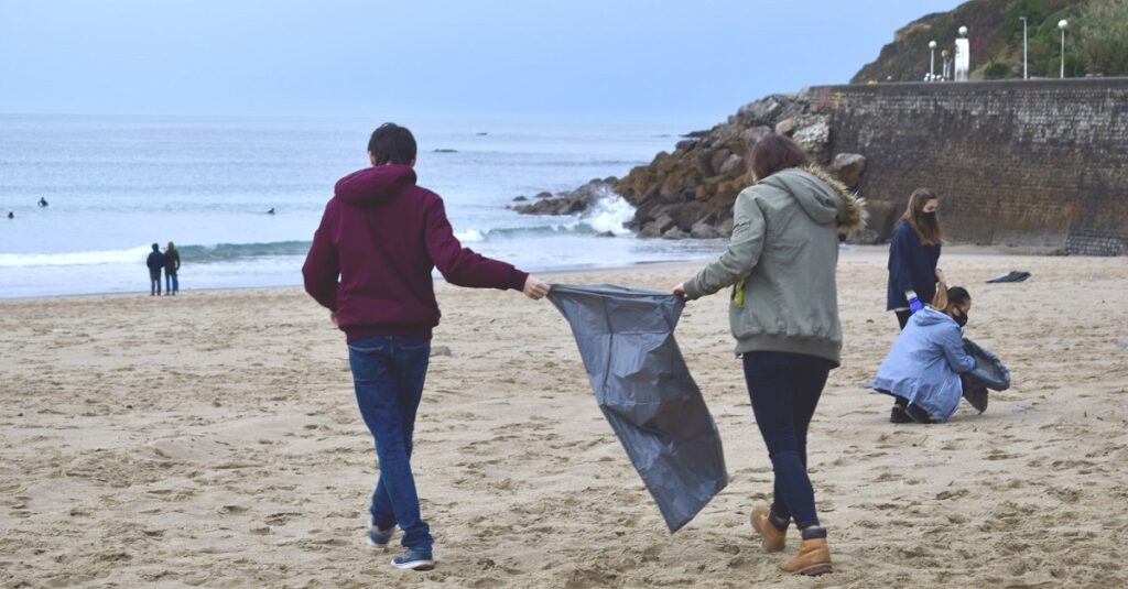 Deusto mar Diputación y Surfrider trabajan contra la basura marina en la costa gipuzkoana