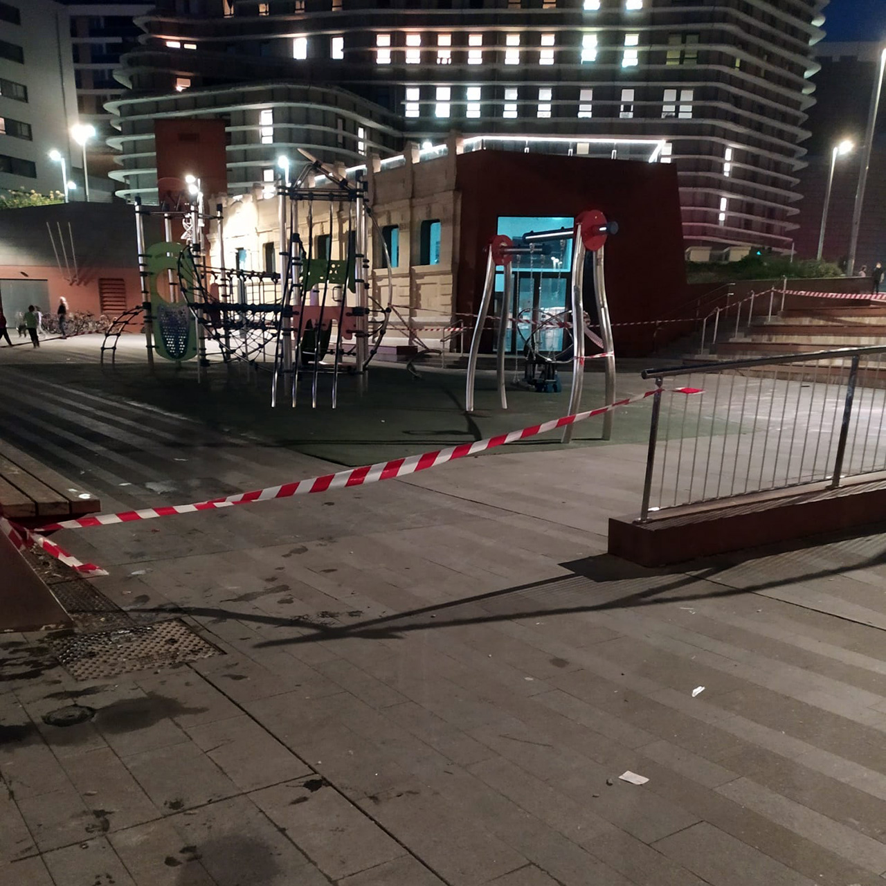 Precintan el parque infantil de la plaza Arroka 1 Foto de Santiago Farizano 14 Precintan el parque infantil de la plaza Arroka