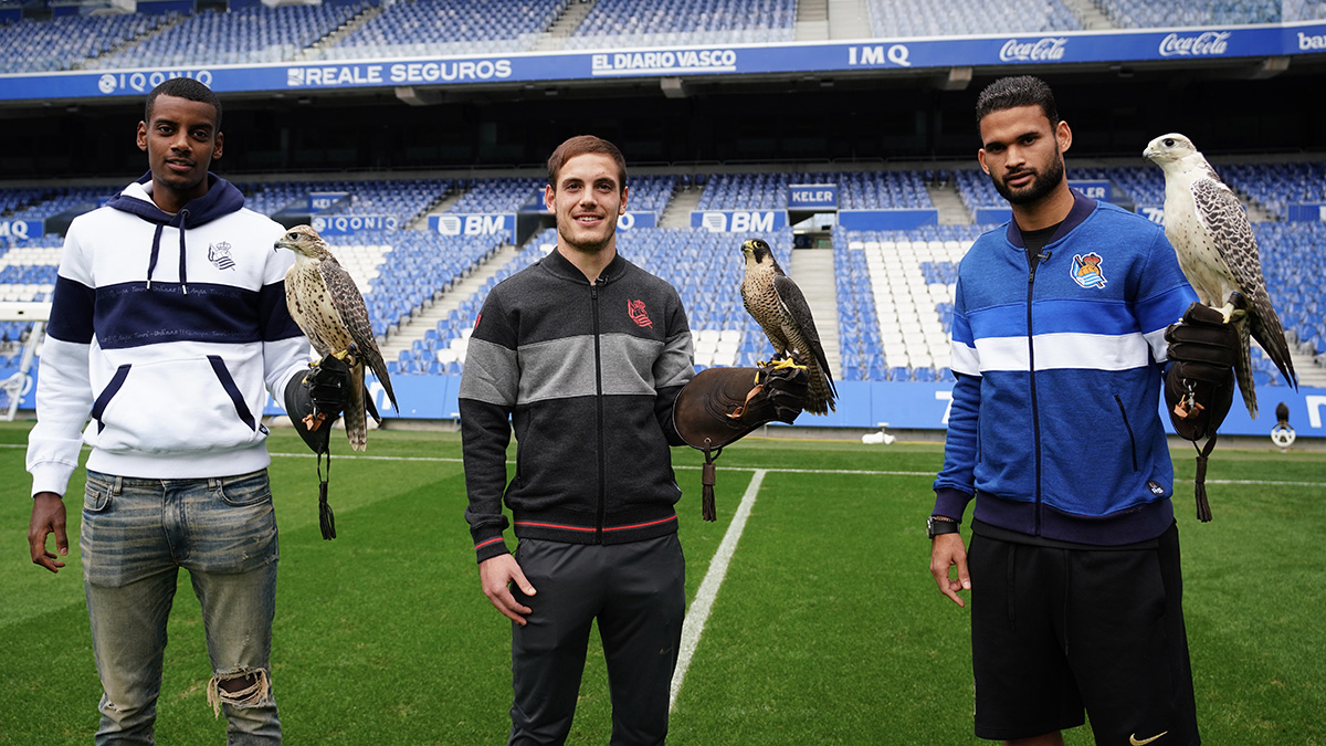 Isak, Bautista y Willian José posan con los halcones. Fotos: Real Sociedad