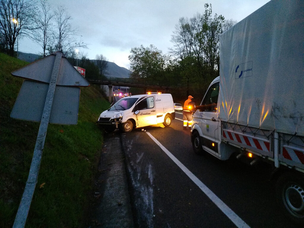 Salida de la calzada de un vehículo en la GI-636 (Oiartzun) 10 accidente