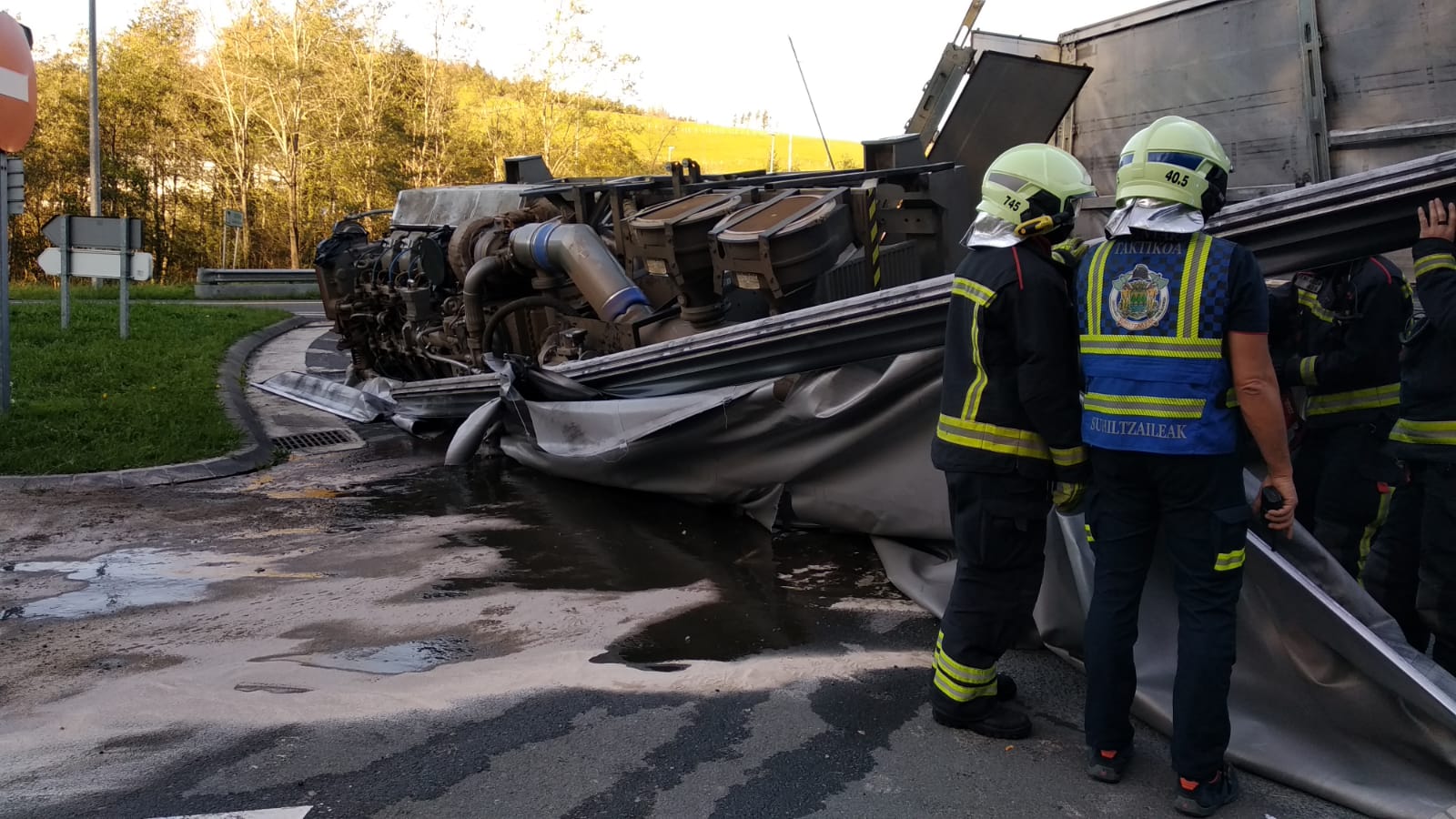 Zestoa accidente Un camión pierde en la GI-631 (Zestoa) una carga de 25 toneladas