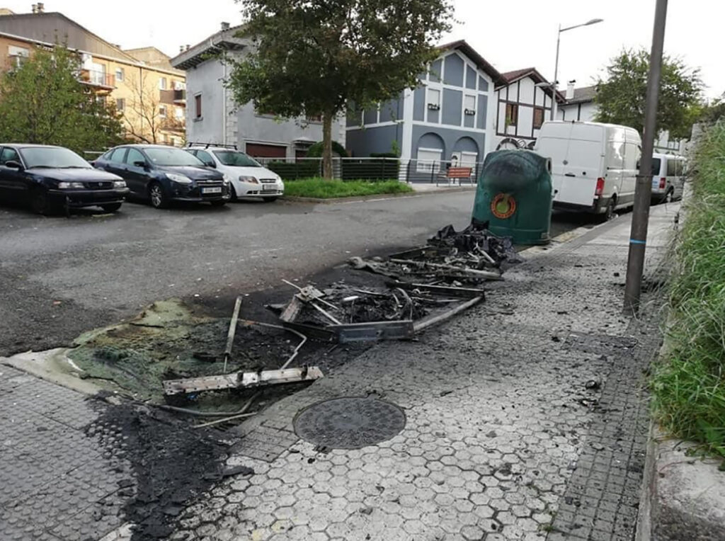 contenedores Un incendio de un contenedor provoca daños en dos vehículos en Altza