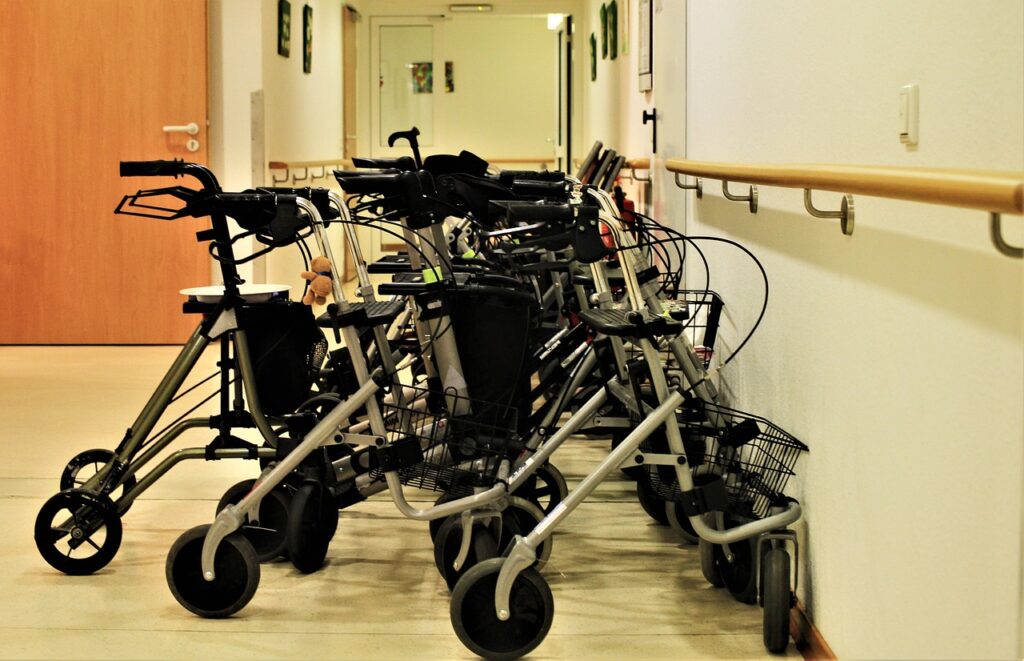 Las residencias de Gipuzkoa registran 17 positivos de Covid-19 en las últimas horas 2 rollators 4916806 1280 Las residencias de Gipuzkoa registran 17 positivos de Covid-19 en las últimas horas