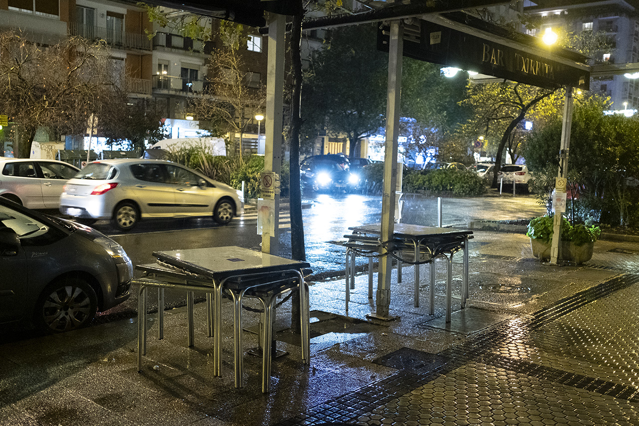 DSCF3009 La hostelería donostiarra, con la cabeza puesta tras el puente y en las terrazas