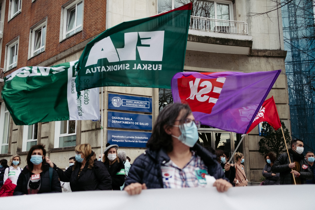 Concentración de los sindicatos esta mañana en Donostia. Foto: Santiago Farizano