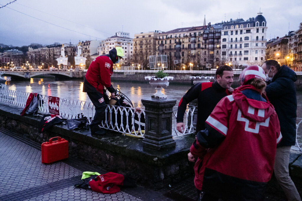 DSCF6643 Rescatan el cadáver del ertzaina caído con su coche al Urumea