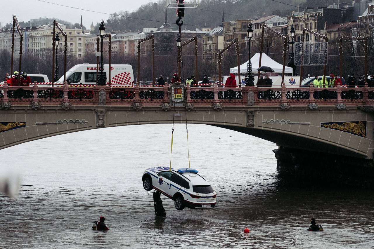 DSCF6792 Rescatan el cadáver del ertzaina caído con su coche al Urumea