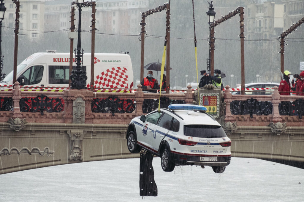 DSCF6798 Rescatan el cadáver del ertzaina caído con su coche al Urumea