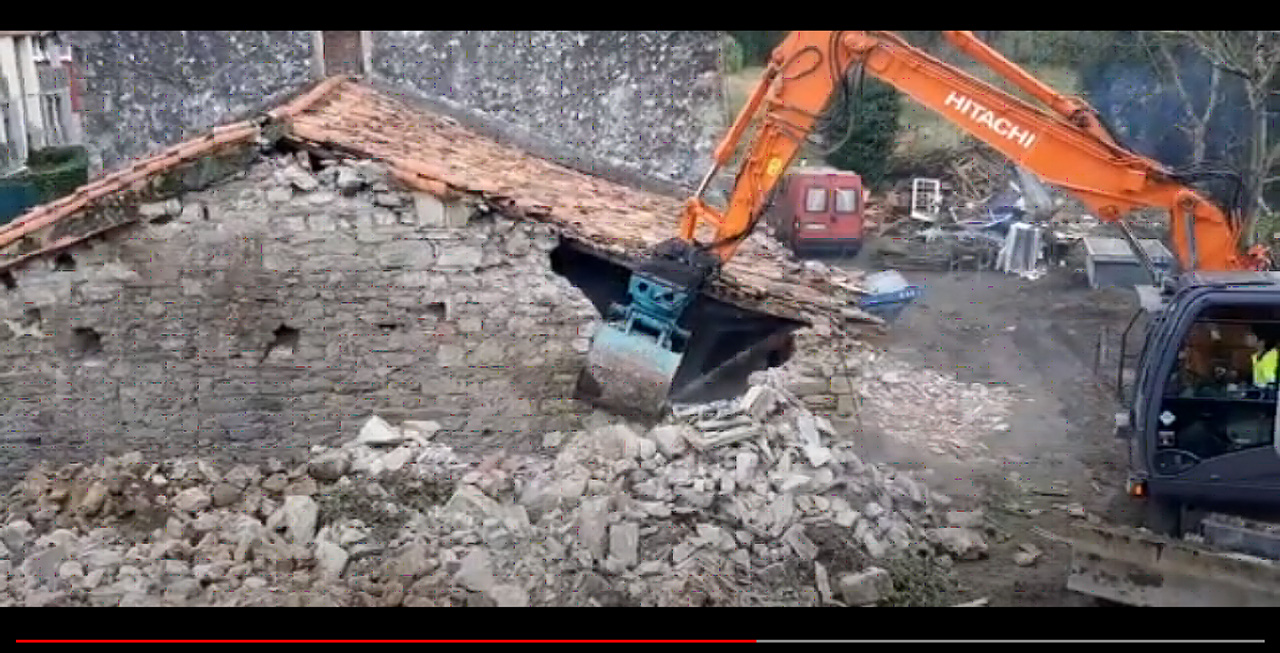 caserio Comienza el derribo del caserío Txanpuene