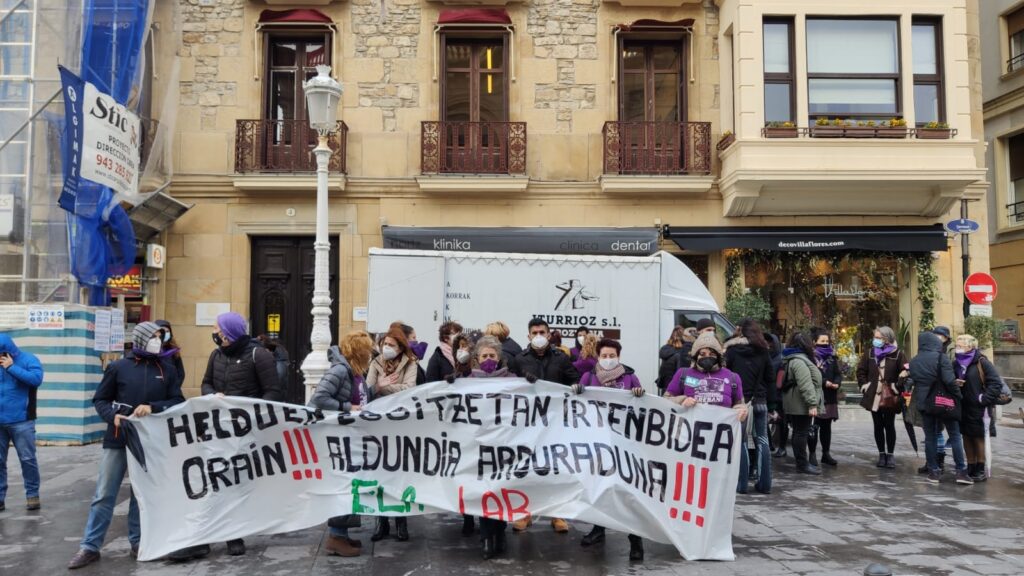 huelga residencias dic Las trabajadoras de las residencias se manifiestan ante los Ayuntamientos gipuzkoanos