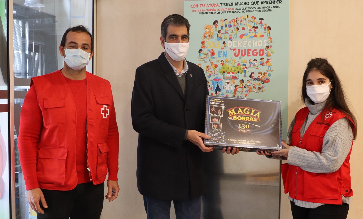 Eneko Goia entregando el juego en la sede de Cruz Roja en Donostia. Foto: Santiago Farizano