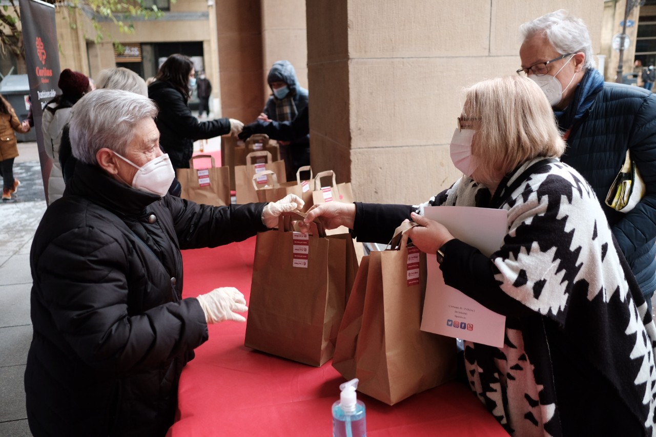 'Vuela' el rosco solidario de Caritas en la plaza Gipuzkoa