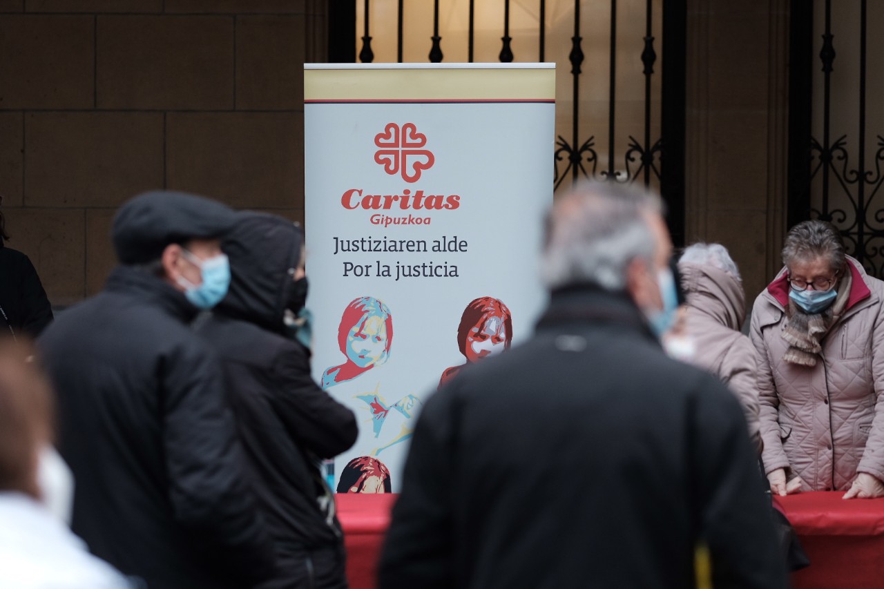 Reparto del rosco de Caritas el 5 de enero de 2021. Foto: Santiago Farizano