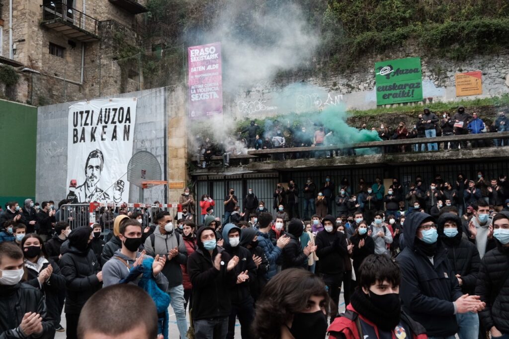 2021 0123 13212000 copy 1280x853 Cerca de 2.000 personas en la manifestación contra las actuaciones policiales en la Parte Vieja