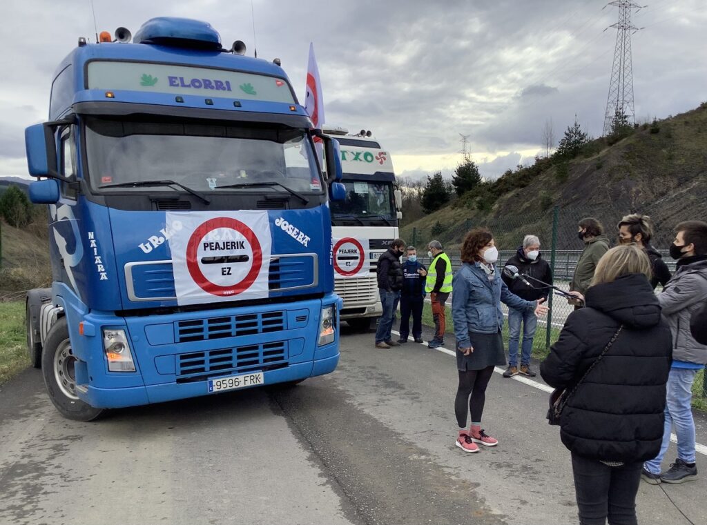 ADBA731C 80DE 4EE9 AE99 70A7C950754A Caravana de camiones contra el peaje de Deskarga