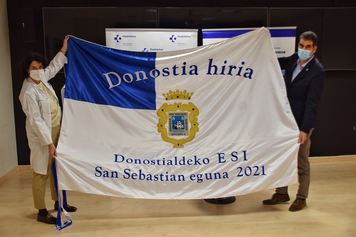 Bandera Hospital Udalak ESI Donostialdeari eman dio hiriko bandera