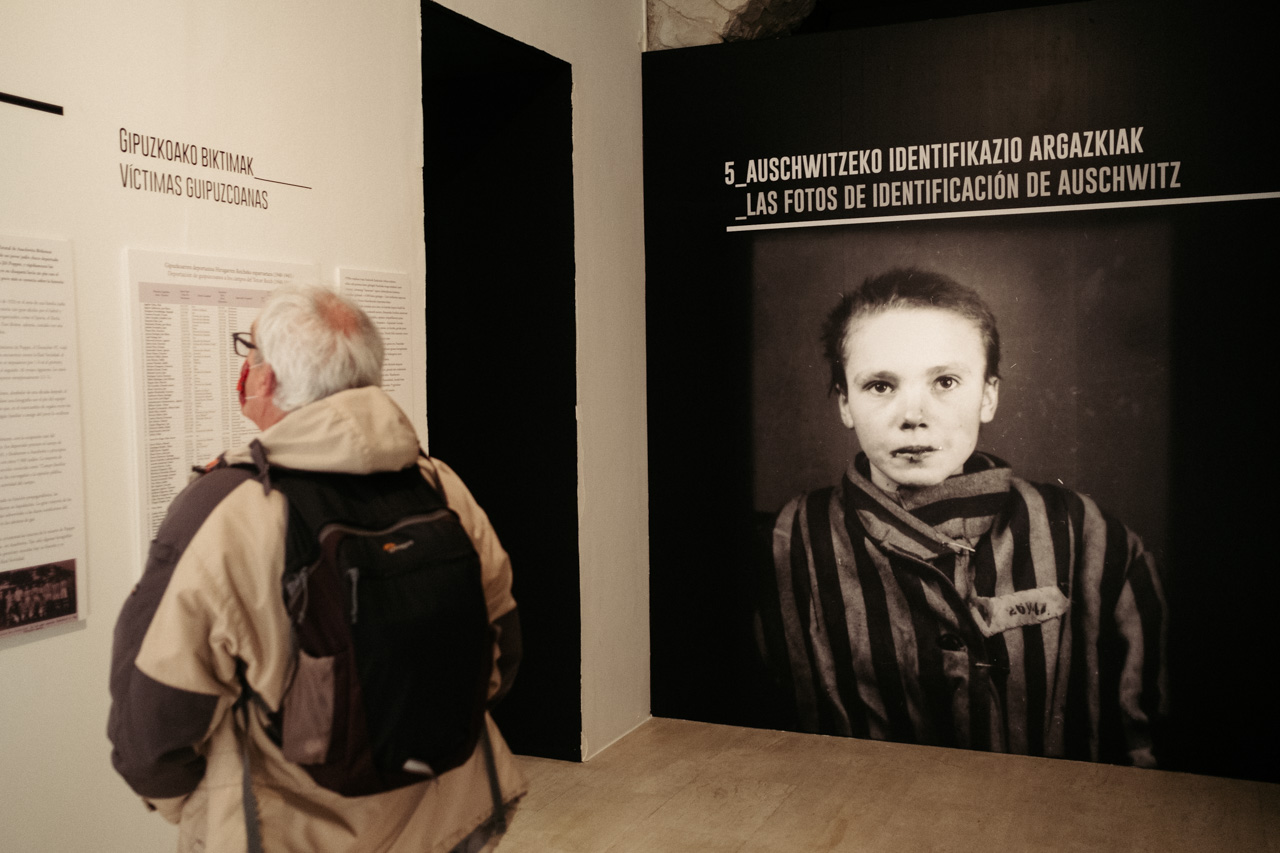 Imagen de la exposición 'Seeing Auschwitz' en el Koldo Mitxelena. Fotos: Santiago Farizano