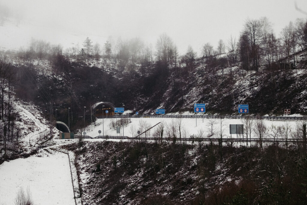 DSCF7801 Cerrados seis puertos por nieve y hielo en Euskadi