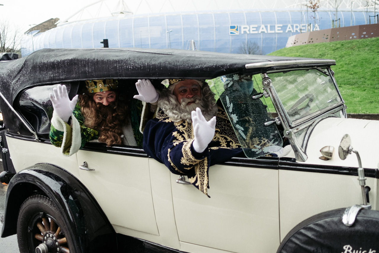 Lluvioso paseo por Donostia de Sus Majestades los Reyes Magos 1 Navidad