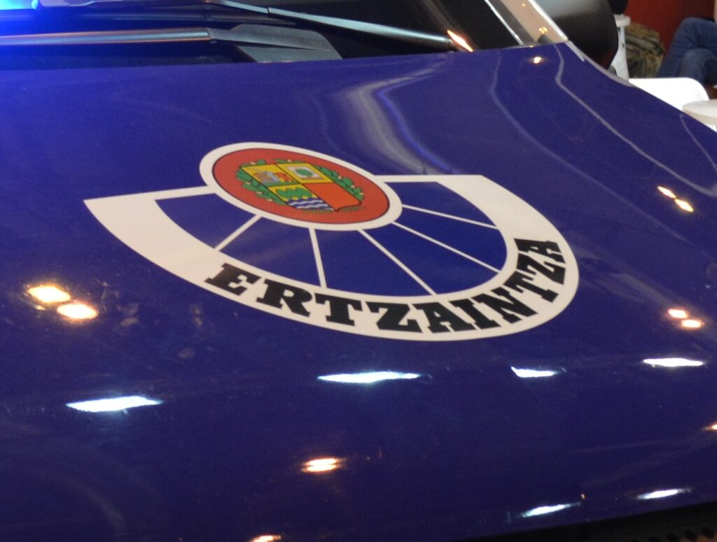 Ertzaintza escudo Dos arrestados y dos huidos tras una noche de robos en Tolosa