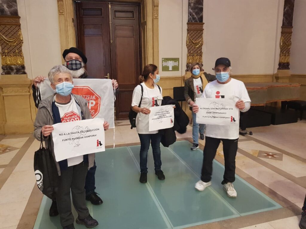 Inquilinos de Azora en el Ayto Inquilinos de Azora lleva su incertidumbre al pleno del Ayuntamiento